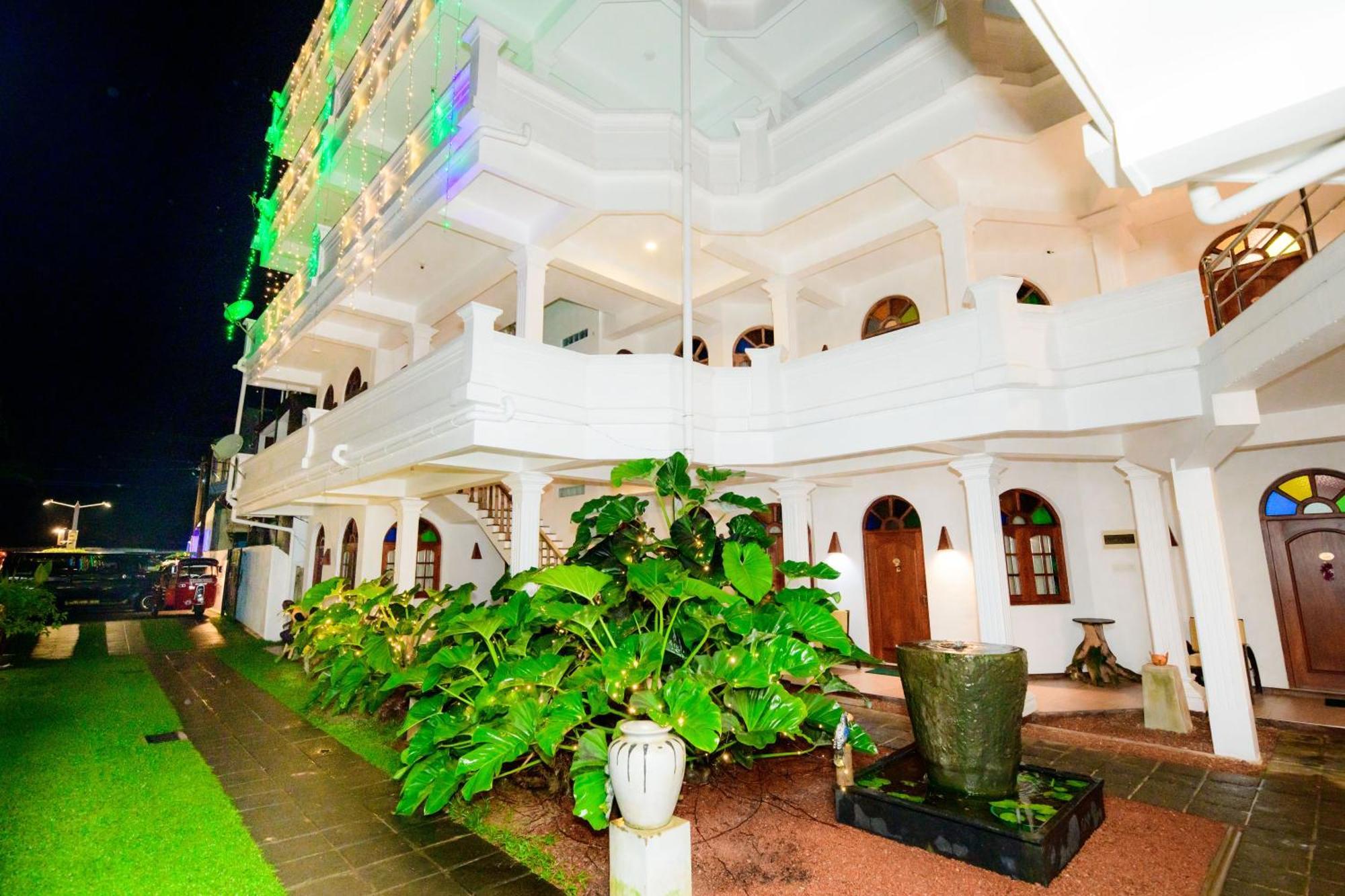 Royal Beach Hotel & Restaurant Hikkaduwa Bagian luar foto