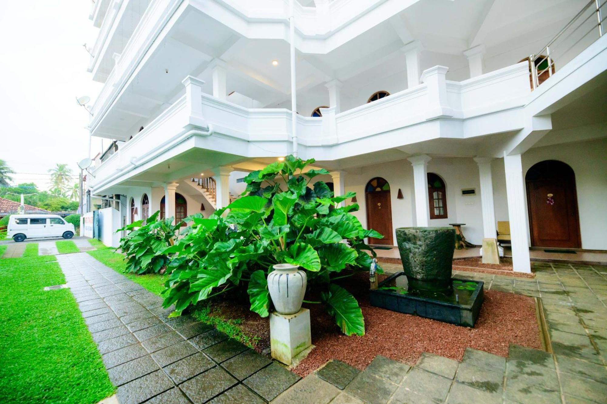 Royal Beach Hotel & Restaurant Hikkaduwa Bagian luar foto
