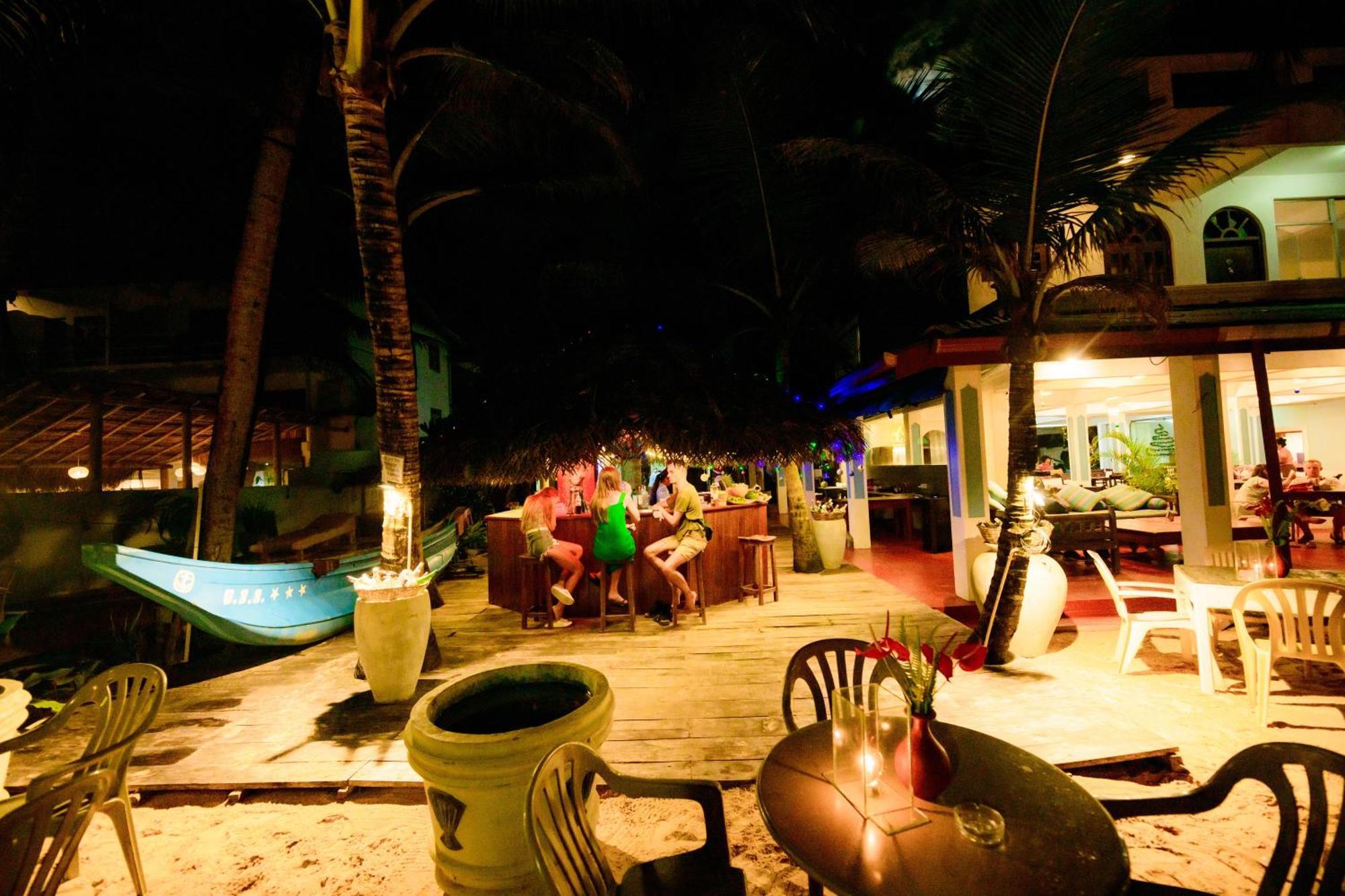 Royal Beach Hotel & Restaurant Hikkaduwa Bagian luar foto