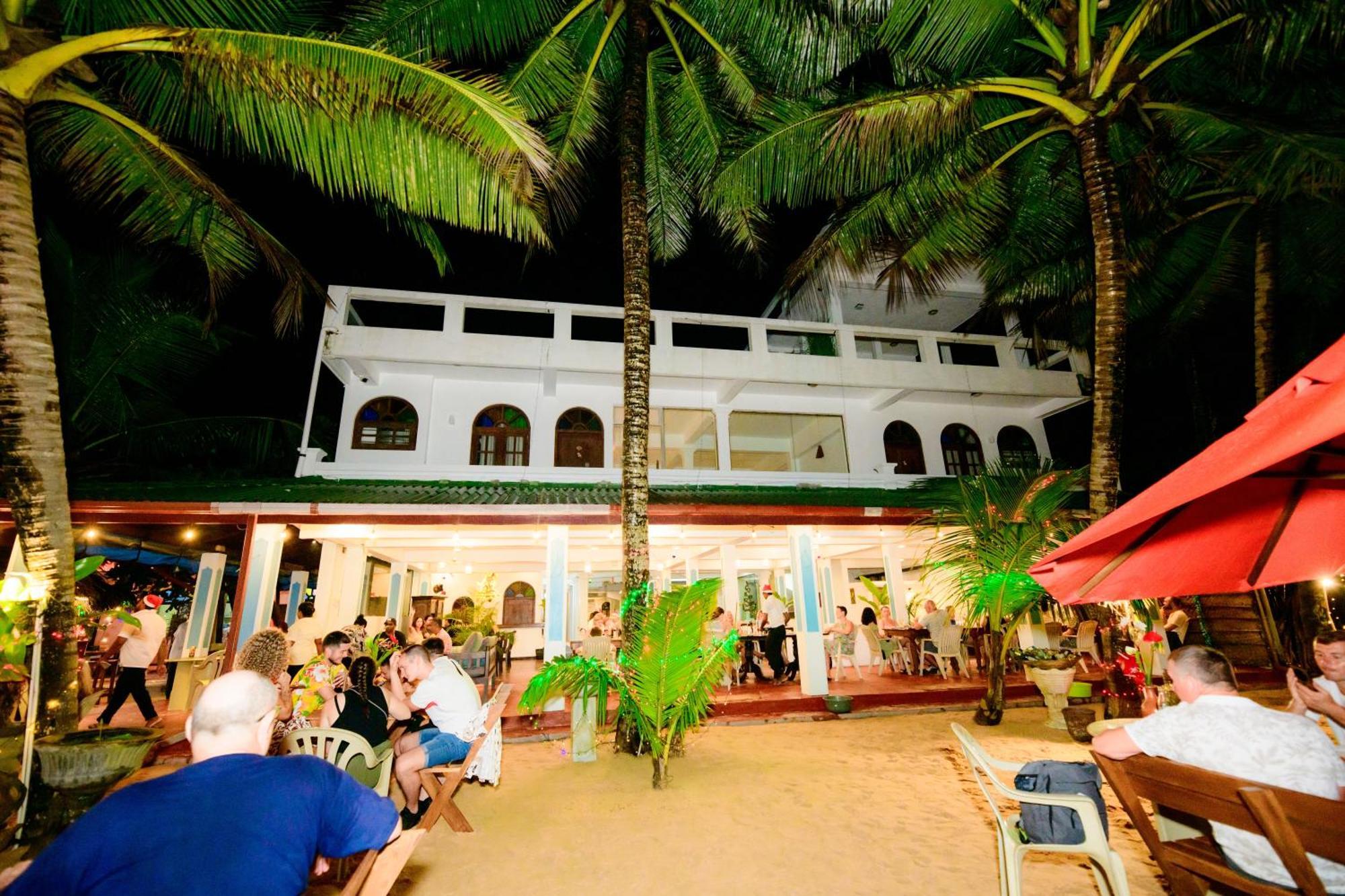 Royal Beach Hotel & Restaurant Hikkaduwa Bagian luar foto