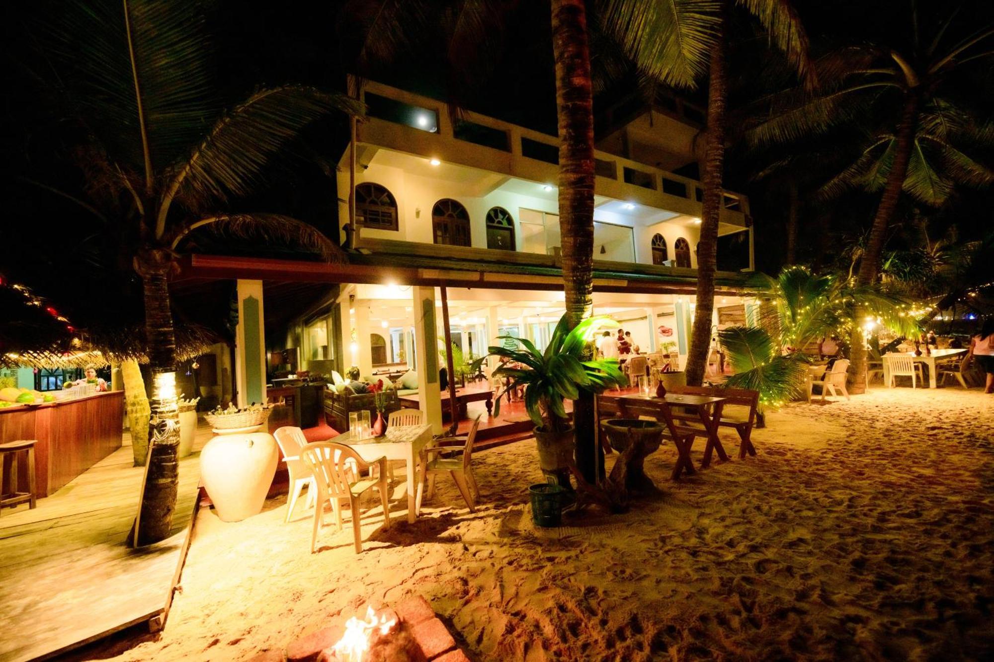 Royal Beach Hotel & Restaurant Hikkaduwa Bagian luar foto
