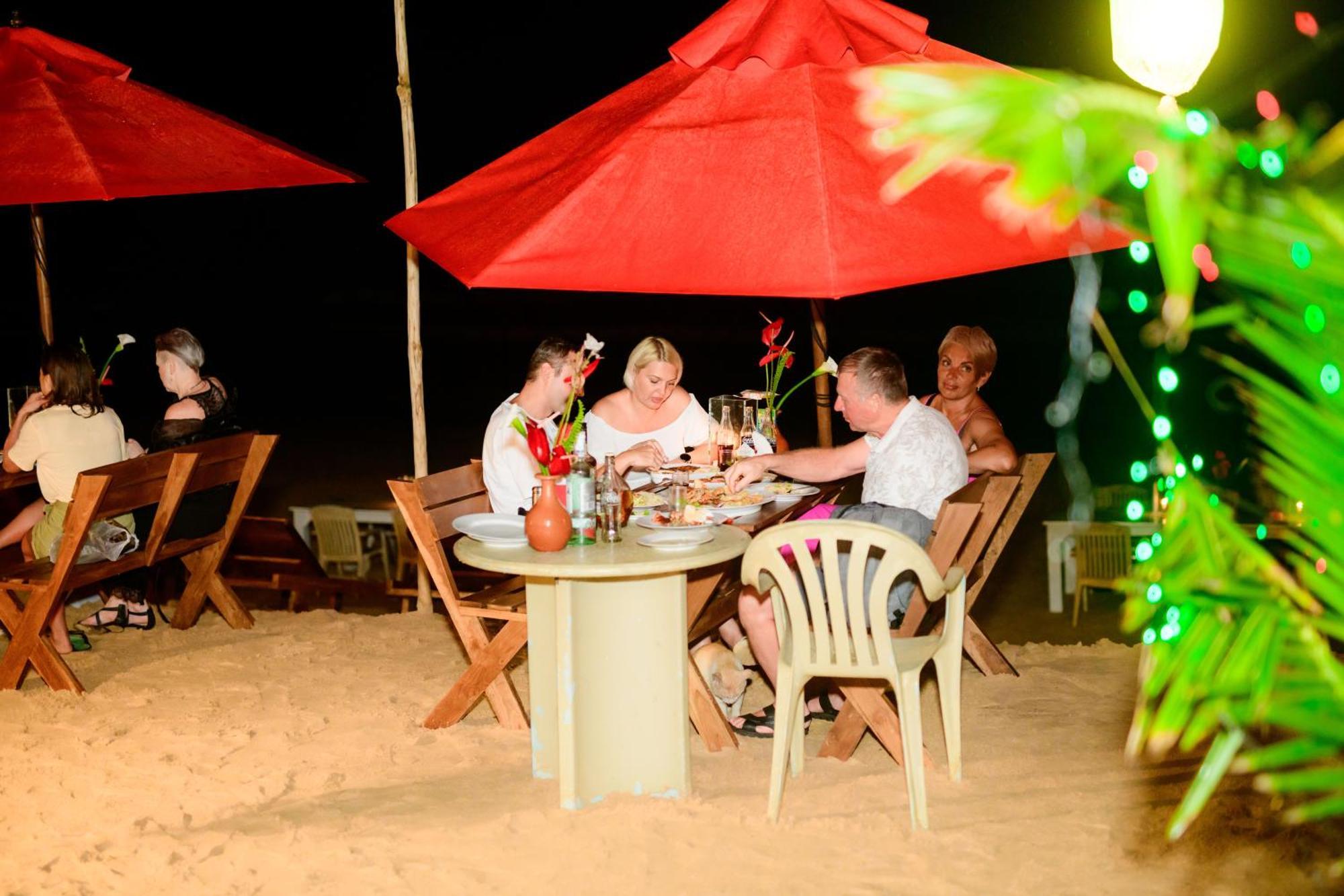 Royal Beach Hotel & Restaurant Hikkaduwa Bagian luar foto