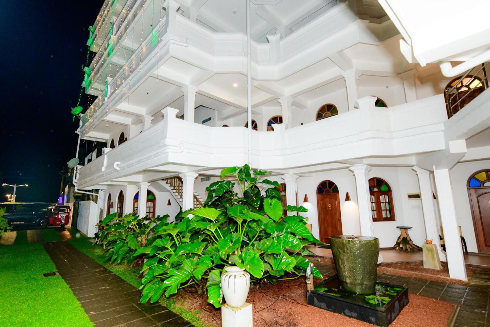 Royal Beach Hotel & Restaurant Hikkaduwa Bagian luar foto