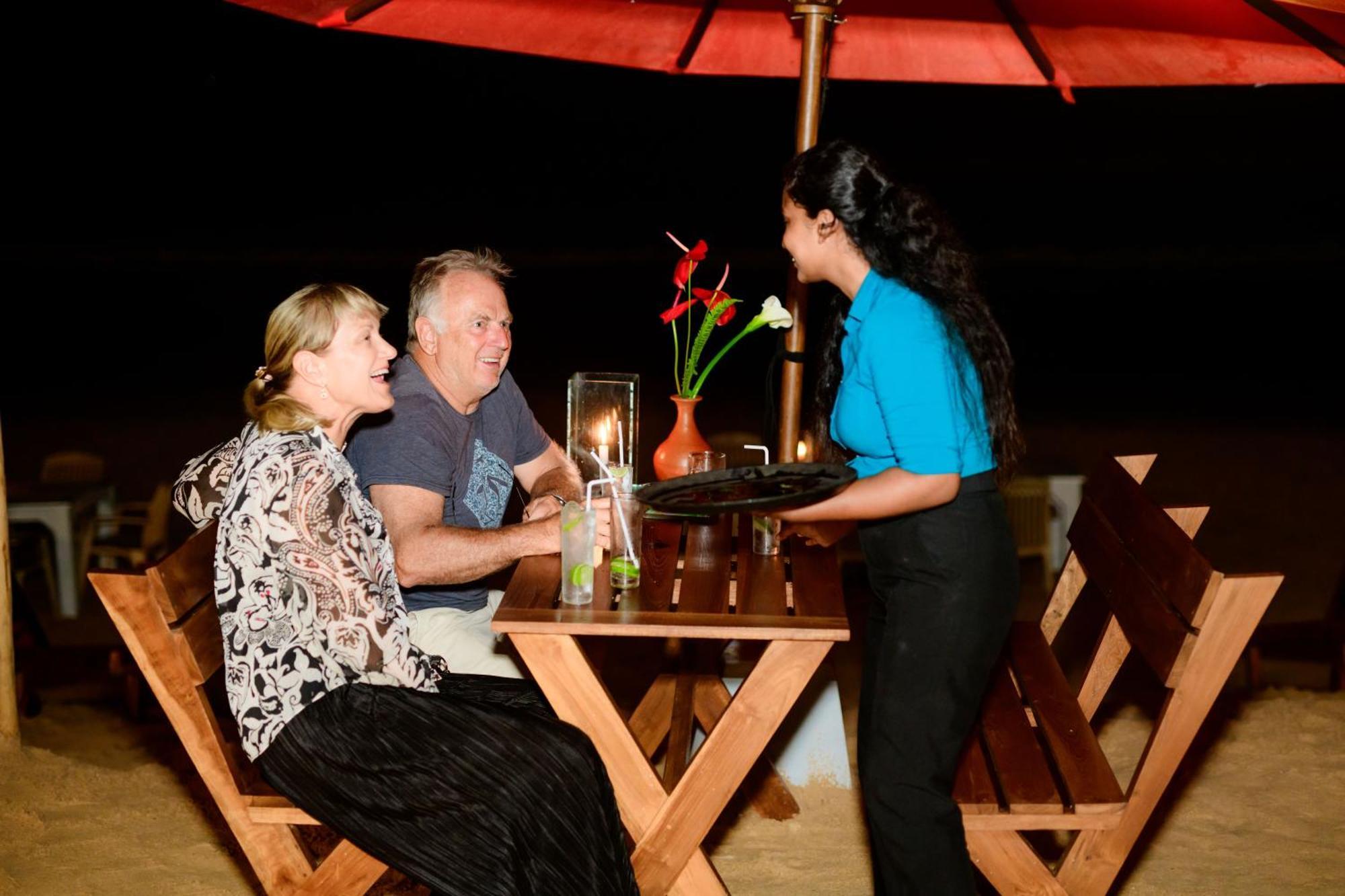 Royal Beach Hotel & Restaurant Hikkaduwa Bagian luar foto