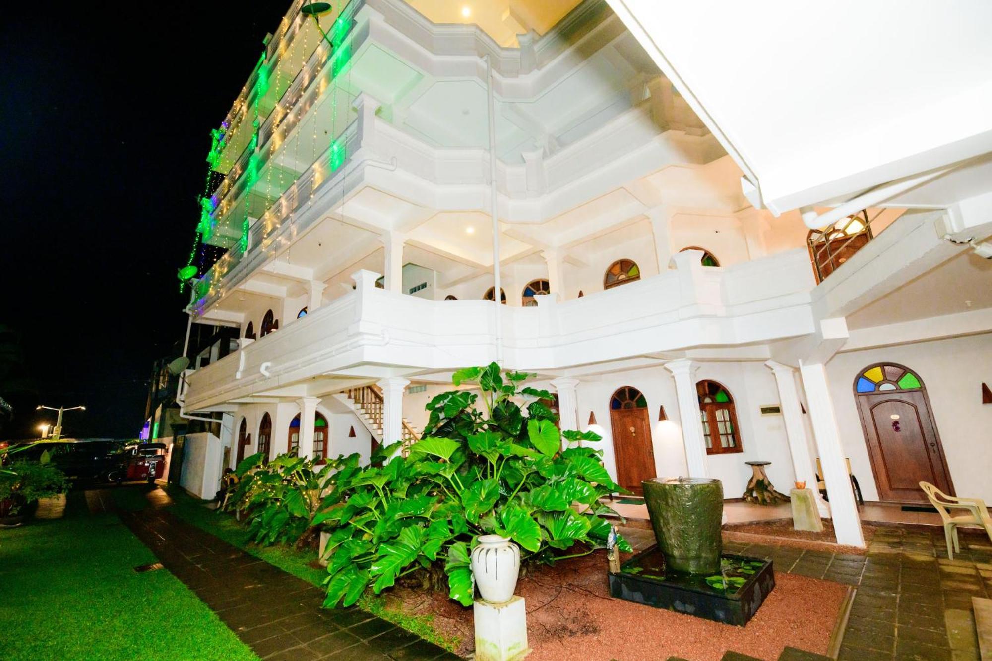 Royal Beach Hotel & Restaurant Hikkaduwa Bagian luar foto
