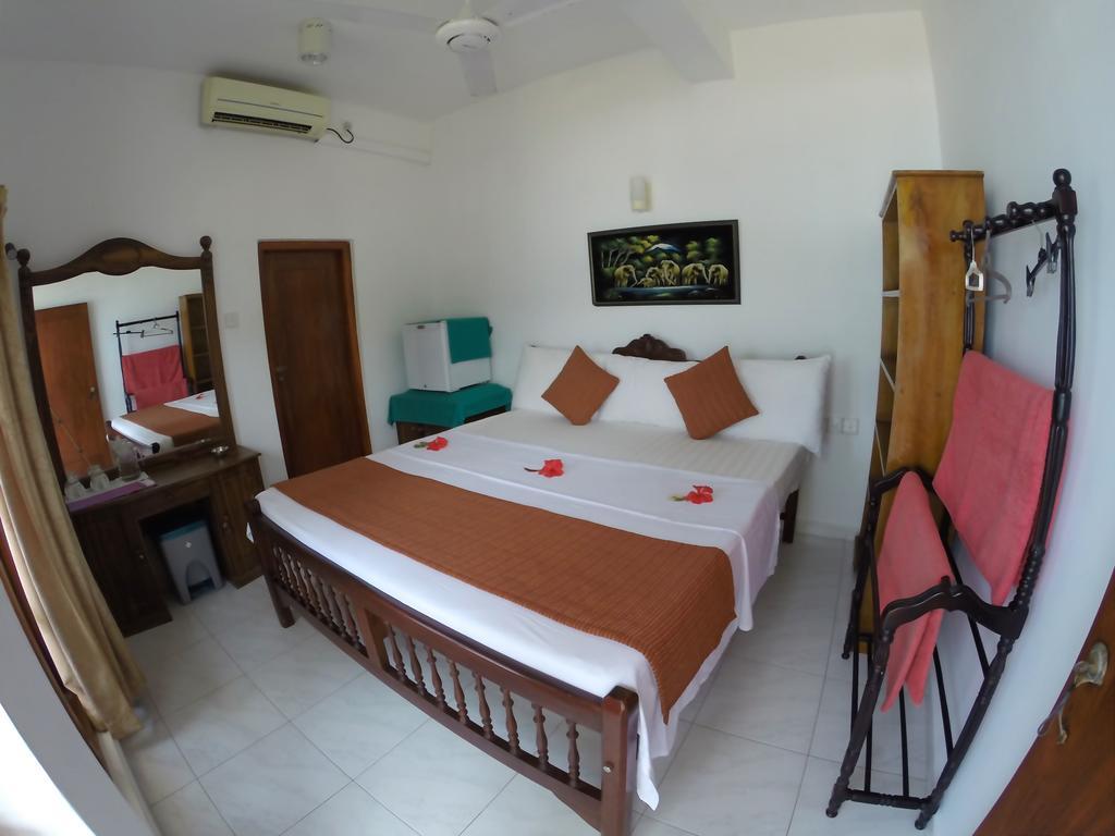 Royal Beach Hotel & Restaurant Hikkaduwa Bagian luar foto