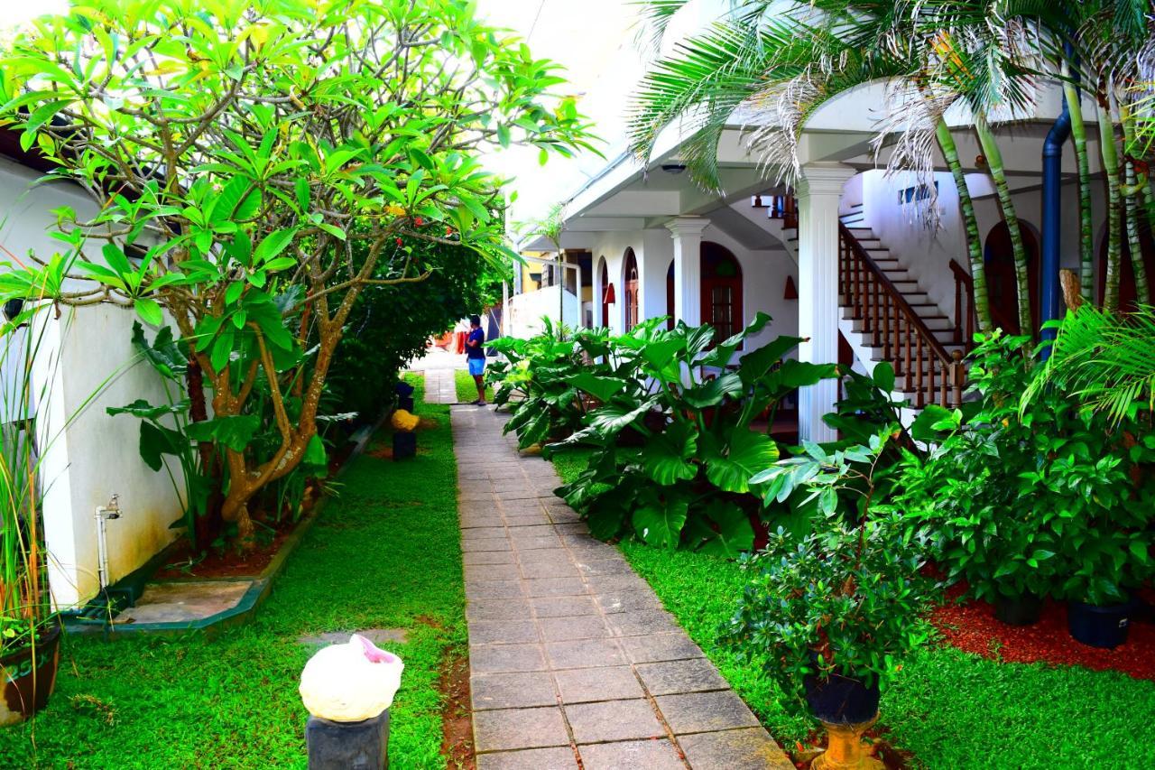 Royal Beach Hotel & Restaurant Hikkaduwa Bagian luar foto